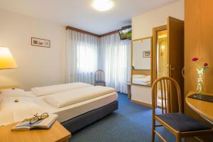 Giường trong phòng chung tại Hotel Garnì Ai Serrai