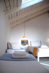 um quarto com duas camas e um sofá em Katelios Farm House Loft em Kateleios