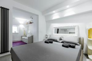 una camera da letto con un letto grande e uno specchio di Pantheon Experience Suite a Roma