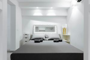 una camera da letto bianca con un letto grande e uno specchio di Pantheon Experience Suite a Roma