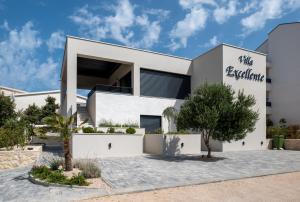 a white exterior of a white apartment building at Villa Excellente in Mandre