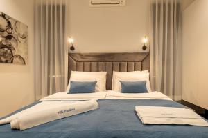 sypialnia z łóżkiem z dwoma ręcznikami w obiekcie Villa Excellente w mieście Mandre