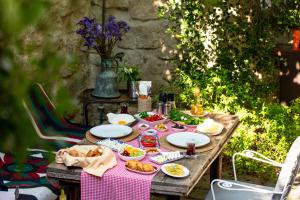 einen Picknicktisch mit Essen darüber in der Unterkunft Sakin Ev in Alacati