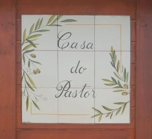 Un signe qui dit que la salsa fait plus vite sur un mur dans l'établissement Quinta do Benjamim - Tejo "Experience for 2, family or relax", à Praia do Ribatejo