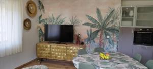 Televisyen dan/atau pusat hiburan di Apartamento Valle de Incles Orenetes WiFi Y PARKING HUT - 6058