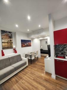 een woonkamer met een bank en een tafel bij Moderno appartamento Cornelia-San Pietro con Giardino in Rome