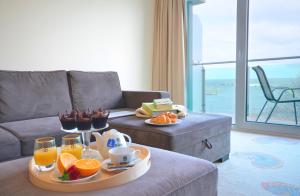 Jídlo v hotelu nebo okolí + 23 fotografií