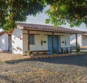巴里查拉Trinitarios的一间前面有一张野餐桌的房子