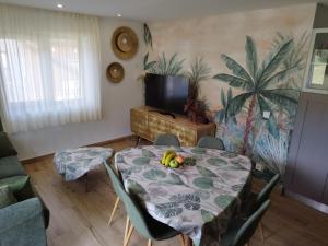 un soggiorno con tavolo e frutta di Apartamento Dúplex Vistas al Valle de Incles Orenetes WiFi a Soldeu