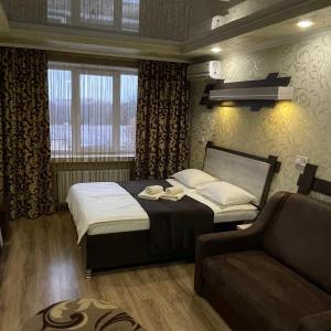 1 dormitorio con 1 cama grande y 1 sofá en Nirvana, en Rivne