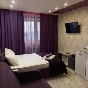 pokój hotelowy z łóżkiem i oknem w obiekcie Nirvana w mieście Rivne