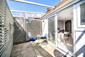 a patio with chairs and a table on a balcony at Marina Bridge House Central Cowes in Cowes