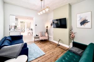 a living room with a couch and a tv at Marina Bridge House Central Cowes in Cowes