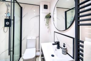 a bathroom with a sink and a mirror at Marina Bridge House Central Cowes in Cowes +21 photos