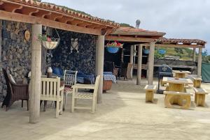 Restauracja lub miejsce do jedzenia w obiekcie TENERIFE ECOLIFE HOUSES by APARTAMENTOS ESTRELLA DEL NORTE