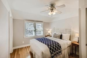 een slaapkamer met een bed en een plafondventilator bij Colorado Chautauqua Cottages in Boulder