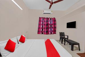 Una televisión o centro de entretenimiento en Hotel O Grand Residency