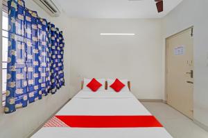 Una cama o camas en una habitación de Hotel O Grand Residency