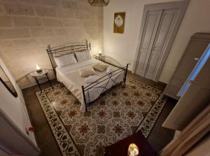 una vista sul soffitto di una camera con letto e tappeto di La casa di nonna Titina a Lecce