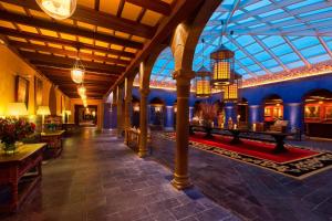 クスコにあるPalacio del Inka, a Luxury Collection Hotel, Cuscoのガラス天井の大きな建物、ロビー