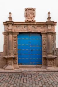 una gran puerta de garaje azul en un edificio en Palacio del Inka, a Luxury Collection Hotel, Cusco en Cusco