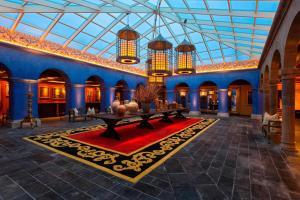 a lobby with a table in the middle of a room at Palacio del Inka, a Luxury Collection Hotel, Cusco in Cusco