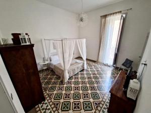 una camera con letto e zanzariera di La casa di nonna Titina a Lecce
