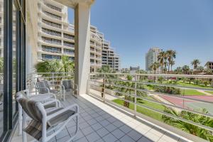 サウス・パドレ・アイランドにあるSouth Padre Island Gem Community Pool and Hot Tub!の椅子が置かれた通りの景色が見えるバルコニー