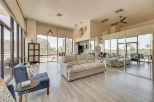 サウス・パドレ・アイランドにあるSouth Padre Island Gem Community Pool and Hot Tub!のリビングルーム(白い家具、大きな窓付)