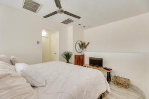 サウス・パドレ・アイランドにあるSouth Padre Island Gem Community Pool and Hot Tub!の白いベッドルーム(大型ベッド1台、テレビ付)