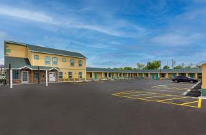 un gran aparcamiento frente a un edificio en Cardinal Motel Bowling Green, en Bowling Green