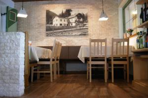 Reštaurácia alebo iné gastronomické zariadenie v ubytovaní Die Waldruhe