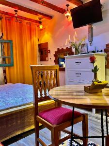 a dining room with a table and a bed at Apartman Tuareg in Sarajevo