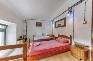 1 Schlafzimmer mit 2 Betten und einem Spiegel in der Unterkunft White Scale Agroturizmo in Bar