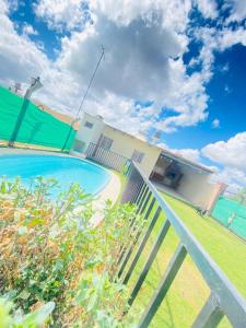 Bazén v ubytování Cabañas La Heredera nebo v jeho okolí