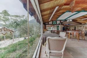 patio con mesa, sillas y vistas en White Scale Agroturizmo, en Bar