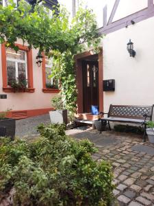 Kleine Altstadt Oase في بيرنكاستل كويز: مقعد أمام منزل مع باب