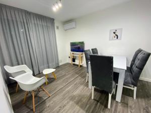 a room with a table and chairs and a desk at Departamentos Premium - Boero Rentals in Belén de Escobar