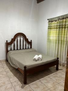 Una cama o camas en una habitación de Cabañas La Heredera