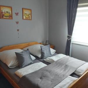 2 łóżka pojedyncze w pokoju z oknem w obiekcie Kleine Altstadt Oase w mieście Bernkastel-Kues
