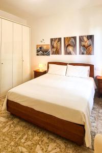 a bedroom with a large white bed in a room at casapepa in Ancona