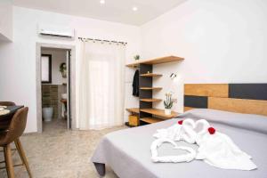 um quarto com uma cama e 2 toalhas brancas em OSprittHouse em Agerola