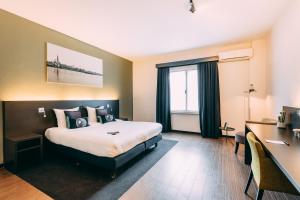 ein Hotelzimmer mit einem Bett und einem Fenster in der Unterkunft Hotel Ter Elst in Edegem