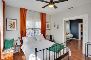 ein Schlafzimmer mit einem Bett und ein Wohnzimmer in der Unterkunft Long Beach Vacation Rental Near Downtown and Beaches in Long Beach