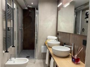 ein Bad mit 2 Waschbecken und einer Dusche in der Unterkunft Taormina Rooms centro storico in Taormina