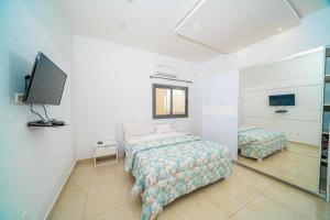 a bedroom with a bed and a flat screen tv at TERANGA IMMO LUXE in Dakar