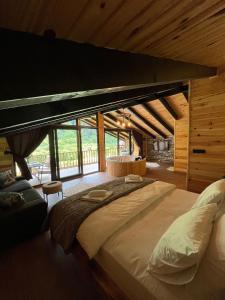 ein großes Schlafzimmer mit einem großen Bett in einem Gebäude in der Unterkunft Hayvore Loft in Çamlıhemşin