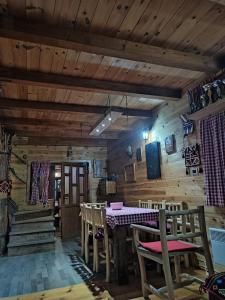 Restoran või mõni muu söögikoht majutusasutuses Vikendica MILA