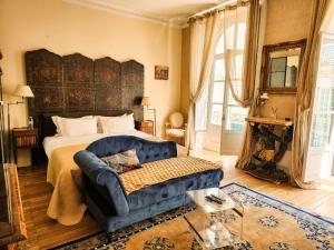 a bedroom with a bed and a blue couch at Terrasse Royale au Coeur de Nantes in Nantes