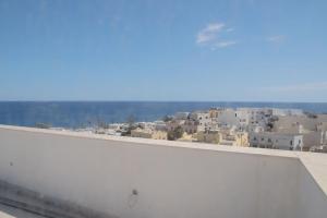 vistas a la ciudad desde el techo de un edificio en Graziosa Penthouse en Il-Ħamrija